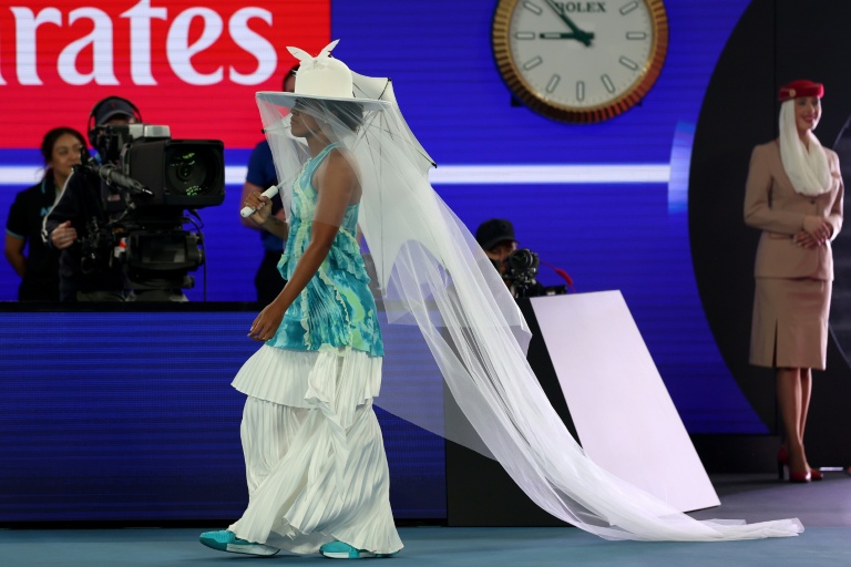 اليابانية ناومي أوساكا تدخل الملعب لمواجهة الكرواتية أنتونيا روجيتتش خلال مباراتهما في فردي السيدات في اليوم الثالث من بطولة أستراليا المفتوحة لكرة المضرب، ملبورن، في 20 كانون الثاني/يناير 2026.