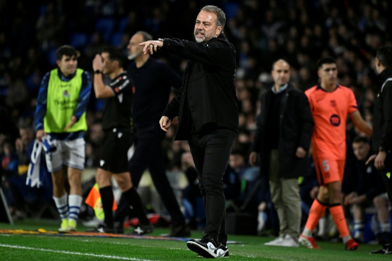 الألماني هانزي فليك مدرب برشلونة في مواجهة ريال سوسييداد ضمن الدوري الإسباني لكرة القدم، في سان سيباستيان، في 18 كانون الثاني/يناير 2025