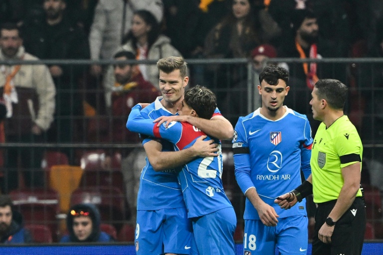 المهاجم الأرجنتيني لأتلتيكو مدريد الإسباني جوليانو سيميوني (الثاني من اليسار #20) يحتفل بإحراز هدف فريقه الأول في مرمى غلطة سراي التركي خلال مواجهة الفريقين ضمن الجولة السابعة من منافسات دور المجموعة الموحدة في دوري أبطال أوروبا لكرة القدم. إسطنبول، في 21 كانون الثاني/يناير 2026.