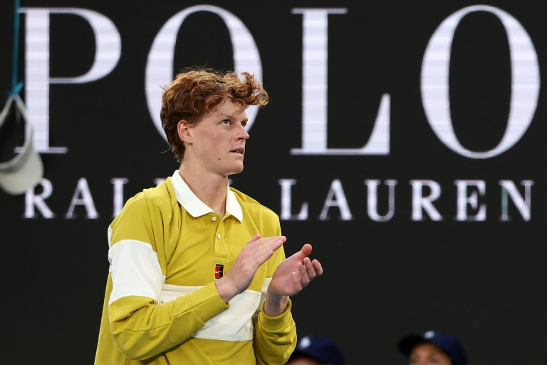 الإيطالي يانيك سينر يصفق للفرنسي أوغو غاستون أثناء خروجه من الملعب مصابا في اليوم الثالث من بطولة أستراليا المفتوحة في ملبورن في 20 كانون الثاني/يناير 2026