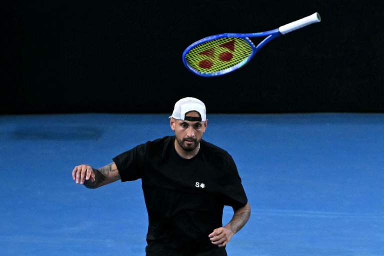 الأسترالي نيك كيريوس يلقي مضربه خلال مباراته في زوجي الرجال أمام مواطنيه جايسون كوبلر ومارك بولمانس في اليوم الخامس من بطولة أستراليا المفتوحة لكرة المضرب، في ملبورن، في 22 كانون الثاني/يناير 2026.
