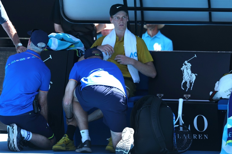 الإيطالي يانيك سينر يتلقى عناية طبية بين الأشواط خلال مباراته أمام إليوت سبيزيري