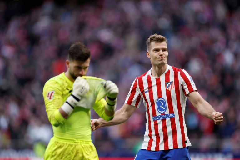 المهاجم النروجي لأتلتيكو مدريد ألكسندر سورلوث (يمين) يحتفل بتسجيله الهدف الأول لفريقه خلال مواجهة ألافيس في الدوري الإسباني لكرة القدم. ملعب ميتروبوليتانو في مدريد، في 18 كانون الثاني/يناير 2026.