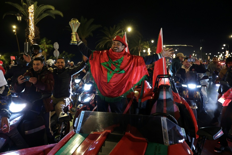 أنصار المنتخب المغربي في مدينة أكادير يحتفلون عقب فوز منتخب بلادهم على الكاميرون في ربع النهائي لكأس الأمم الإفريقية لكرة القدم في الرباط في التاسع من كانون الثاني/يناير 2026