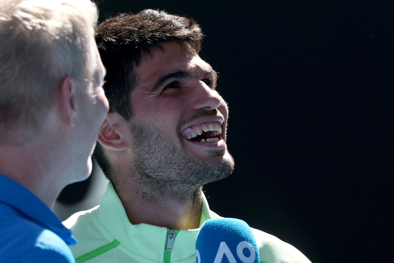 الإسباني كارلوس ألكاراس يتحدث إلى الإعلام بعد فوزه على الفرنسي كورنتان موتيه في بطولة أستراليا المفتوحة لكرة المضرب، في 23 كانون الثاني/يناير 2025