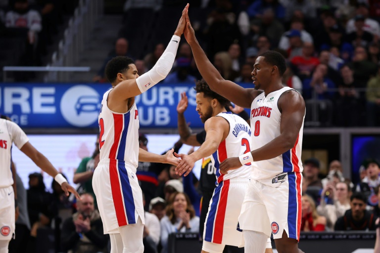 توبياس هاريس (إلى اليسار) بعد تسجيله سلة الفوز لفريقه ديترويت بيستونز أمام بوسطن سلتيكس في ملعب 