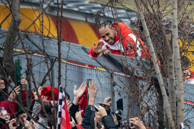 خصص السائق البريطاني لويس هاميلتون بعض الوقت لشكر جماهير فيراري خلال الكشف عن سيارة 2026 الجديدة في 23 كانون الثاني/يناير 2026