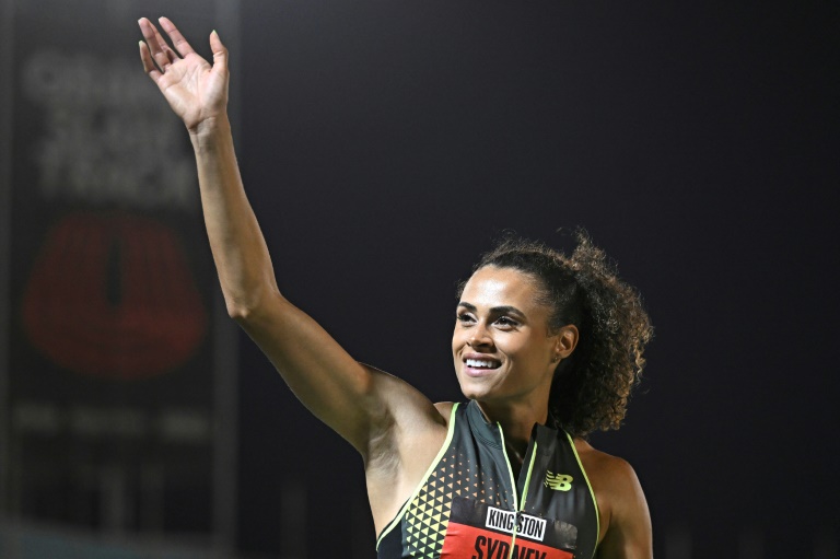 ماكلافلين-ليفرون تحيي الجماهير بعد فوزها في أحد سباقات سلسلة "غراند سلام تراك"