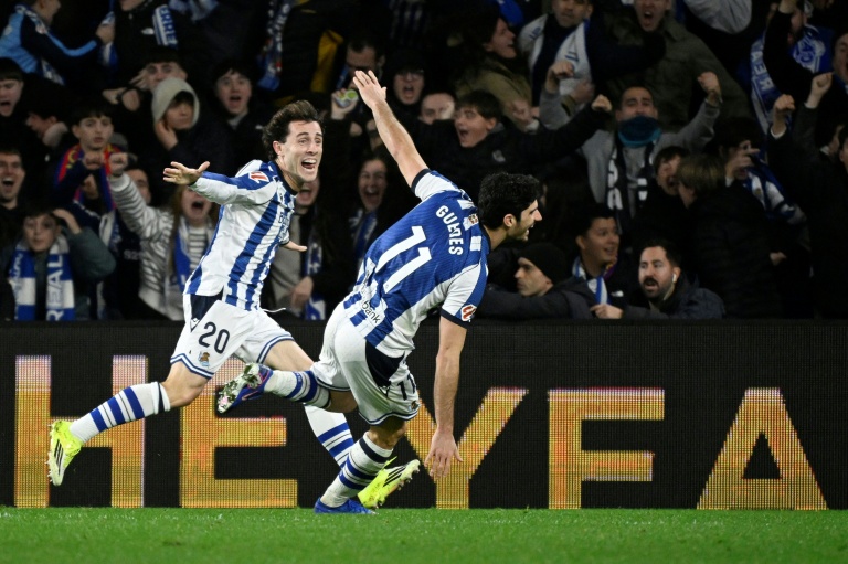  المهاجم البرتغالي لريال سوسييداد غونسالو غيديش (يمين)، بعد تسجيله الهدف الثاني لفريقه في مواجهة برشلونة ضمن الدوري الإسباني لكرة القدم. ملعب أنويتا في سان سيباستيان، في 18 كانون الثاني/يناير 2026.