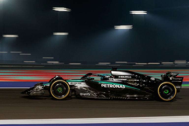 سائق مرسيدس البريطاني جورج راسل خلال سباق جائزة قطر الكبرى للفورمولا واحد على حلبة لوسيل الدولية في لوسيل في 30 تشرين الثاني/نوفمبر 2025