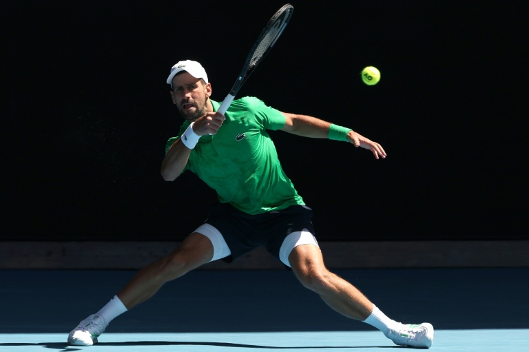 الصربي نوفاك ديوكوفيتش يصد كرة الإيطالي فرانتشيسكو مايستريلي في الدور الثاني من بطولة أستراليا المفتوحة في 22 كانون الثاني/يناير 2026 