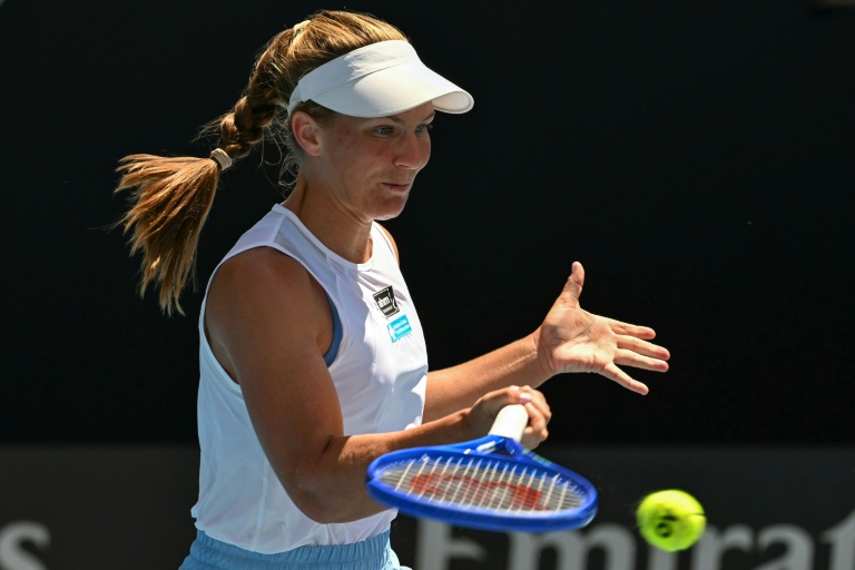 الأسترالية ماديسون إنغليس تضرب الكرة في مواجهة الألمانية لاورا سيغموند خلال مباراتهما في اليوم الخامس من منافسات فردي السيدات ضمن بطولة أستراليا المفتوحة في كرة المضرب. ملبورن في 22 كانون الثاني/يناير 2026.