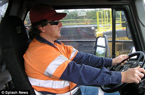 سائق أسترالي يرتدي القبعة