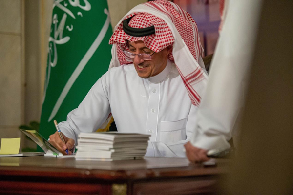 تركي الدخيل موقعًا كتابه الجديد