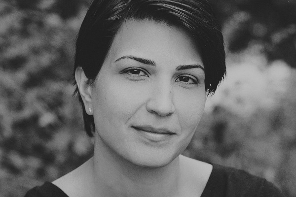 الروائية الإيرانية نازانين هوزار