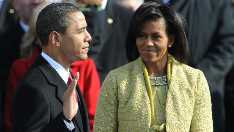 باراك أوباما يؤدي اليمين الدستورية رئيسا للولايات المتحدة وإلى جانبه زوجته ميشيل أوباما في 20 يناير 2009 في واشنطن