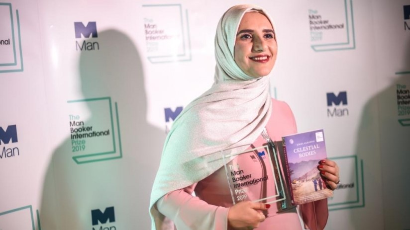 جوخة الحارثي حاصلةً على جائزة مان بوكر الدولية لعام 2019 لأفضل رواية