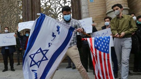 إرانيان يحرقان علمي أميركا وإسرائيل في طهران