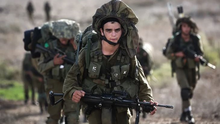 صورة من الأرشيف لجمود إسرائيليين في هضبة الجولان تدربون على مواجهة هجوم تشنه ميليشيات إيرانية على إسرائيل