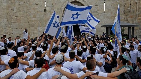 يهود متشددون أمام حائط المبكى في القدس