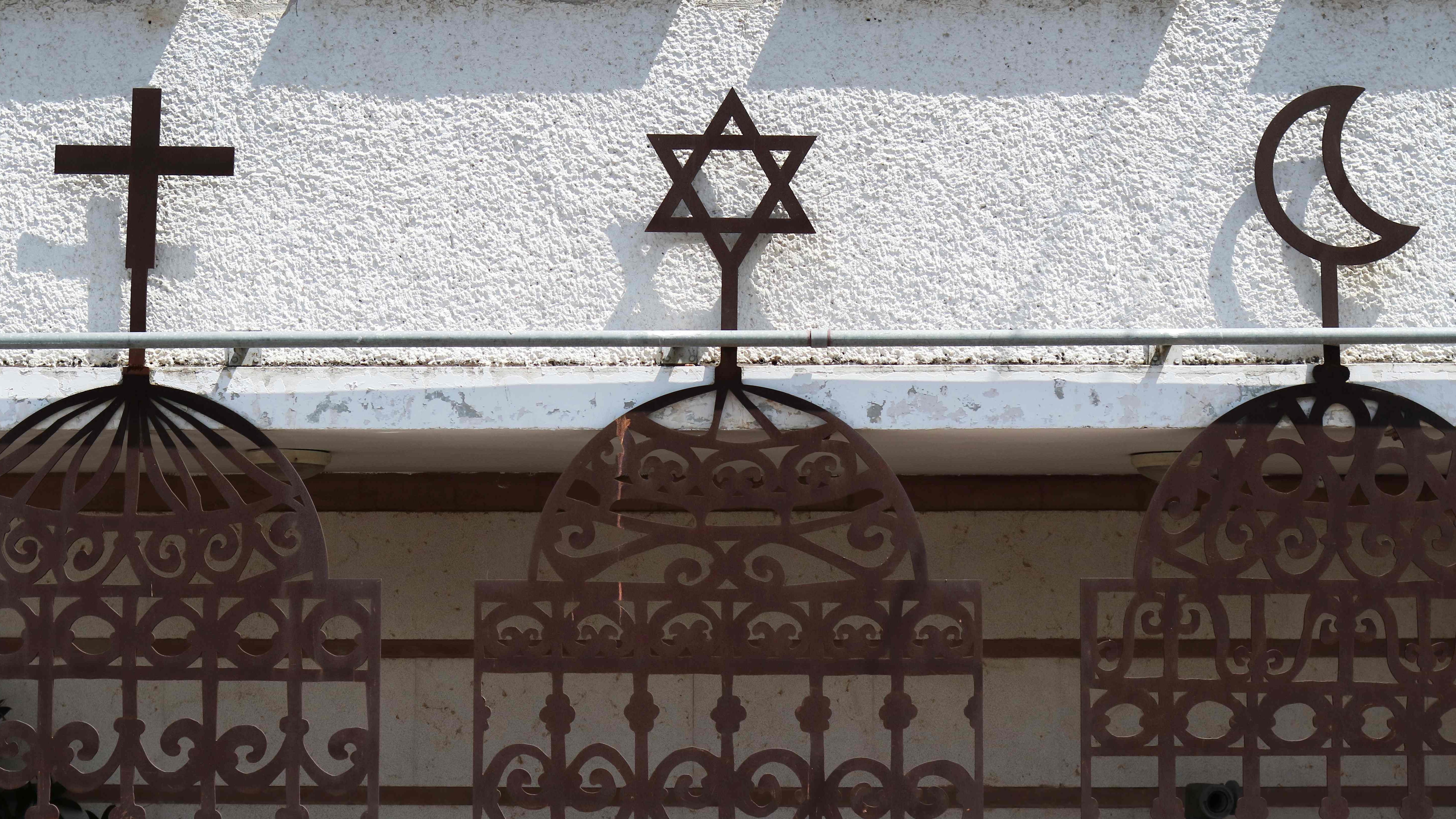 كتاب فرحان صالح يدور حول الديانات الميمية الثلاثية (موسى/ المسيح/ محمّد)