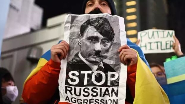 رجل يشارك في احتجاج على تصرفات روسيا في أوكرانيا خلال تجمع حاشد في طوكيو في 24 فبراير 2022