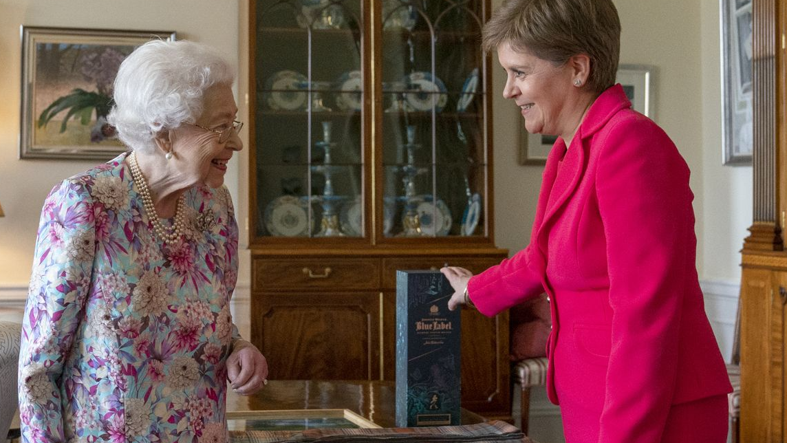 جانب من لقاء ملكة بريطانية مع الوزيرة الاسكوتلندية الأولى- صورة من قناة العائلة الملكية