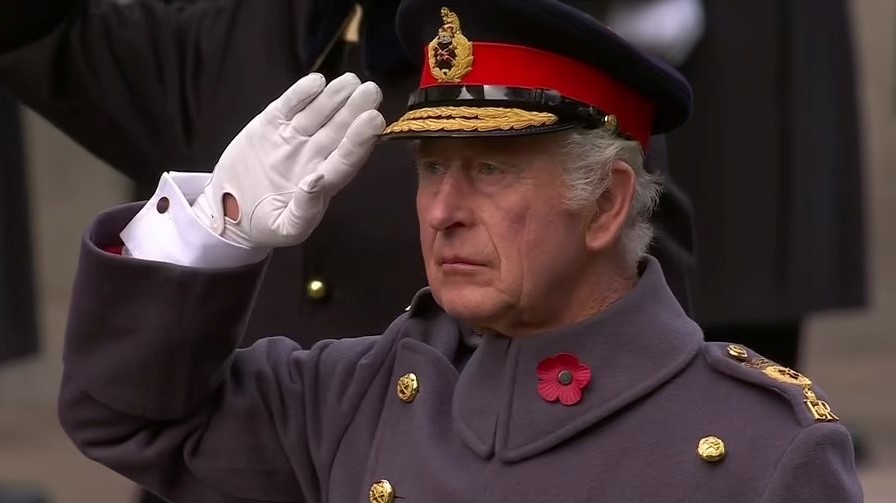 الملك تشارلز يؤدي التحية للقوات المسلحة خلال الاحتفال 