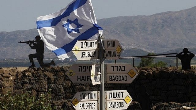علم إسرائيلي يوضع على جبل بنتال في مرتفعات الجولان، في 10 مايو 2018