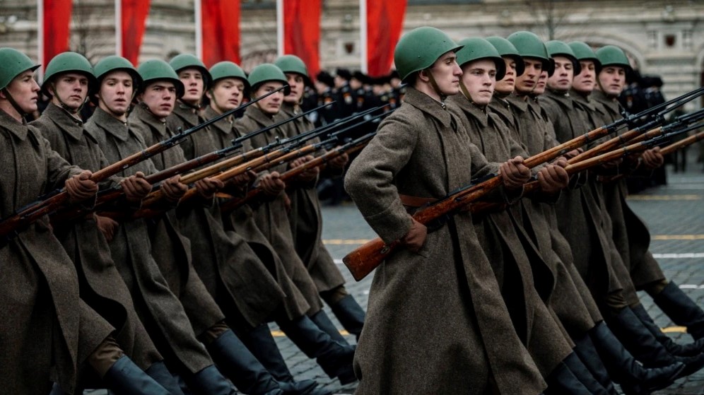 جنود روس يرتدون زيًا تاريخيًا يسيرون خلال عرض عسكري في الساحة الحمراء بموسكو، في 7 نوفمبر 2019