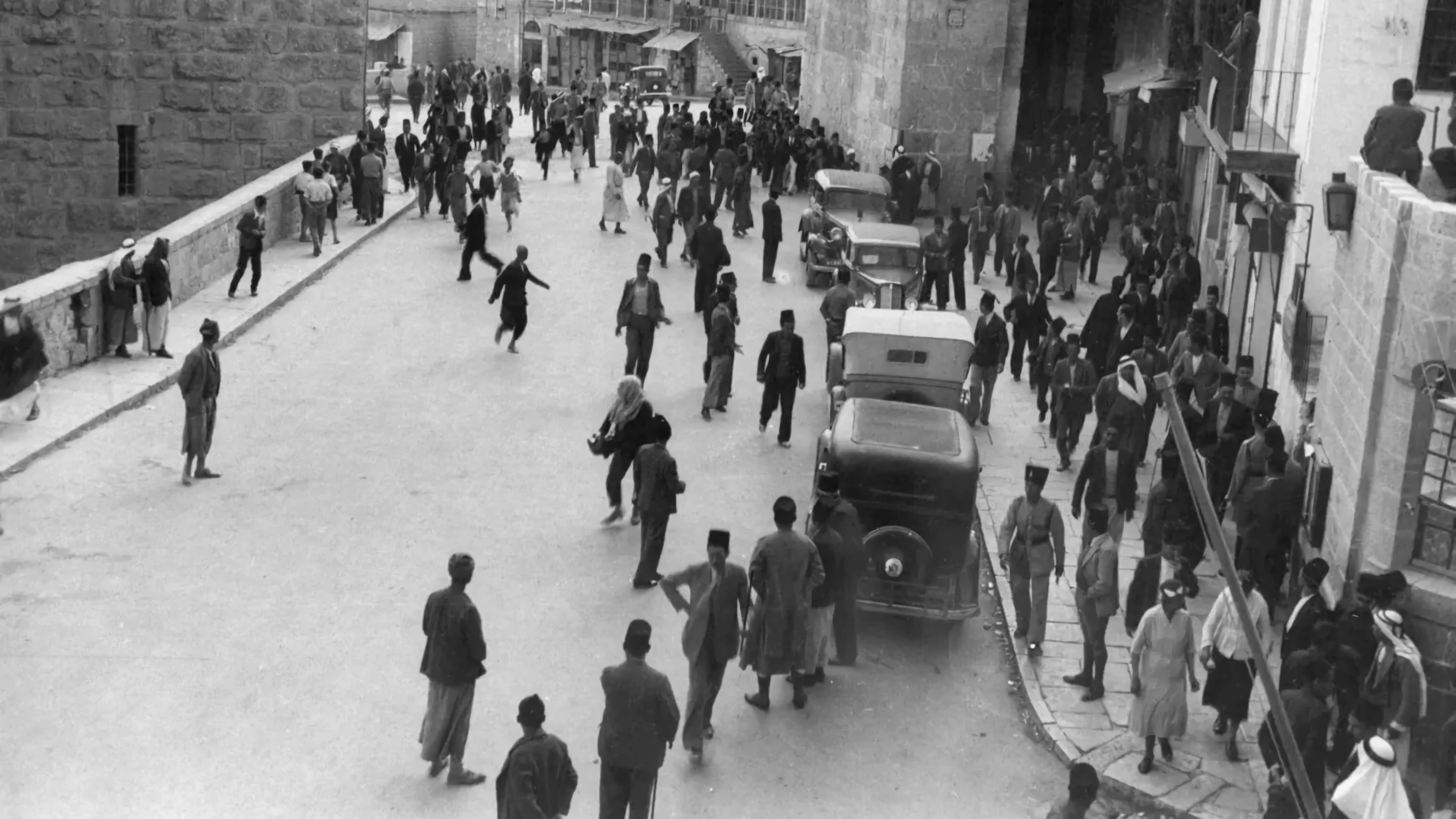 صورة مؤرخة في الأول من نوفمبر 1936 تُظهر شارعًا في باب يافا بالقدس القديمة في أثناء الثورة العربية في فلسطين