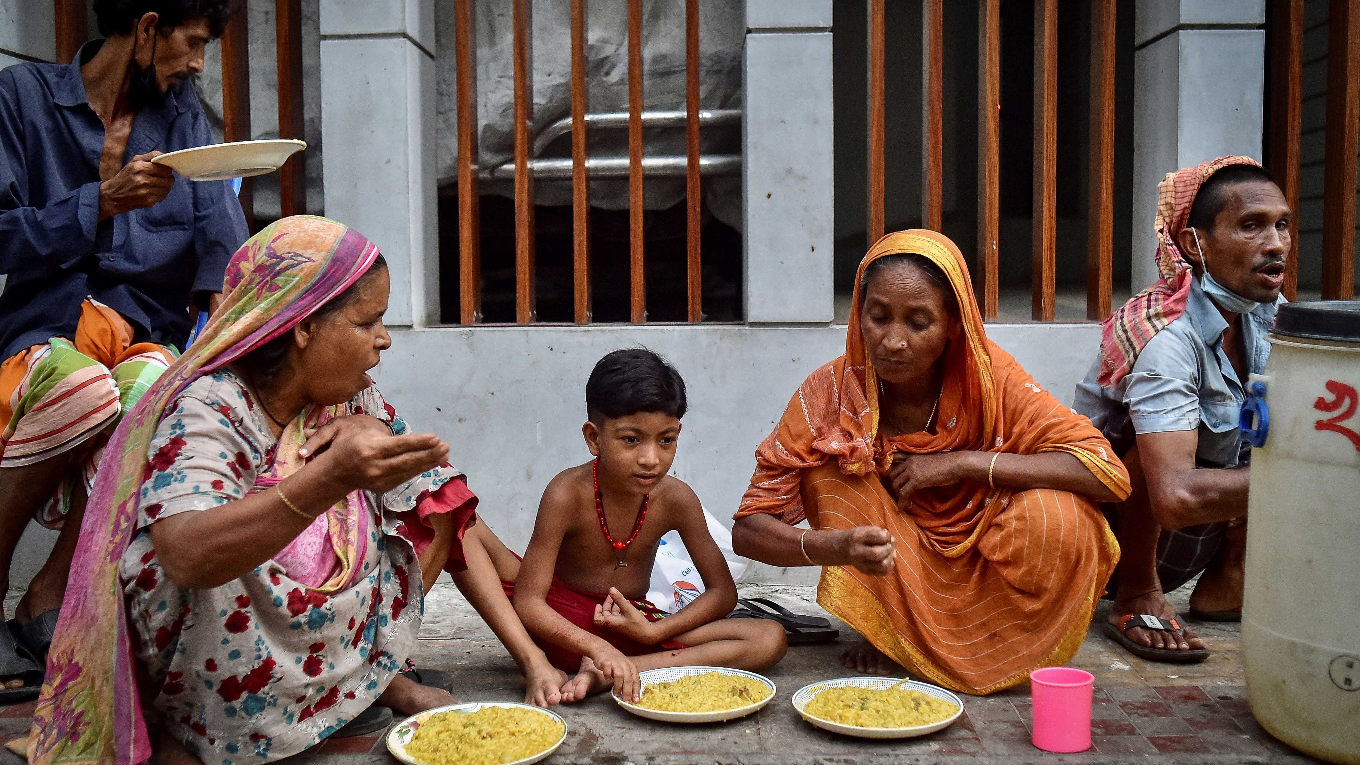 يأكلون من أحد مطاعم الرصيف المخصصة للفقراء في بنغلادش