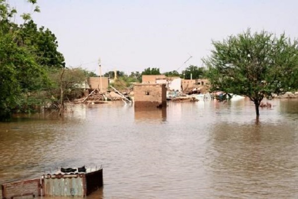 سودانيون يحاولون إنقاذ ما يكن انقاذه بعدما أغرقت مياه النيل قراهم