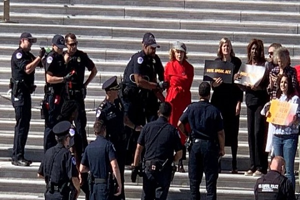 اعتقال جين فوندا خلال مظاهرات الحفاظ على البيئة في واشنطن
