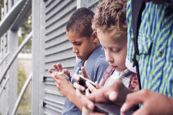 دراسة: ربع الأطفال مدمنين على هواتفهم الذكية !
