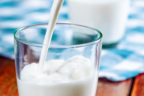 الحليب كامل الدسم يقلل خطر إصابة الأطفال بالسمنة
