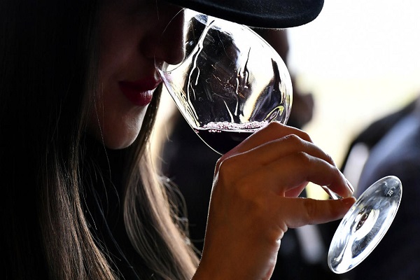 في منتصف العمر على النساء الاقلاع عن شرب النبيذ
