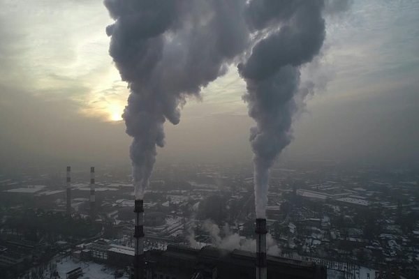 الضباب الدخاني ينتشر في أجواء آسيا الوسطى فيما تخنق المواقد سكانها