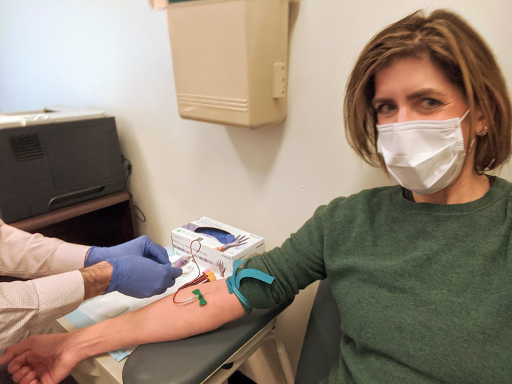 ديانا بيرينت تعافت من فيروس كورونا وتبرع بما تحمل من أجسام مضادة إلى الباحثين 
