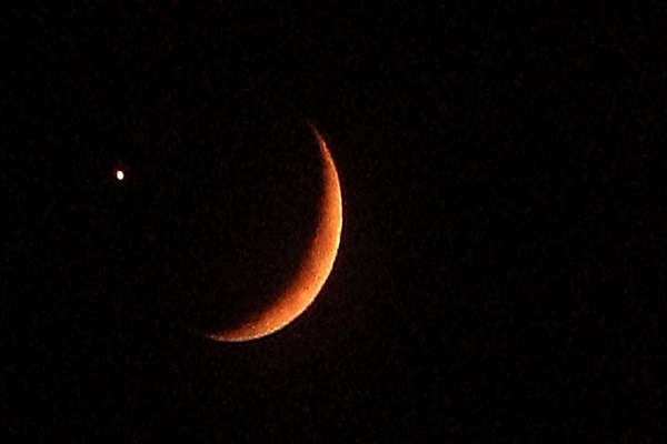 القمر والمريخ في أقرب مسافة وبالعين المجردة