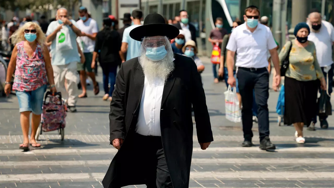 إسرائيلي متدين يرتدي قناعاً واقياً ويتجول في القدس