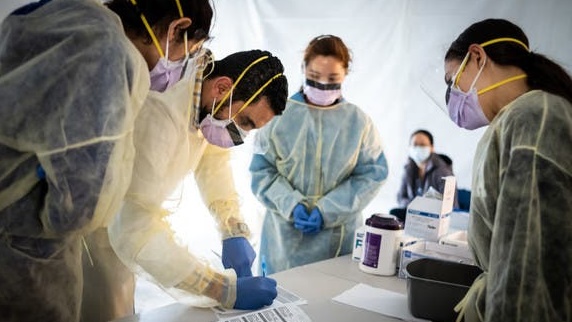 فريق طبي يفي خيمة لفحص كوفيد 19 في احدى الولايات الأميركية