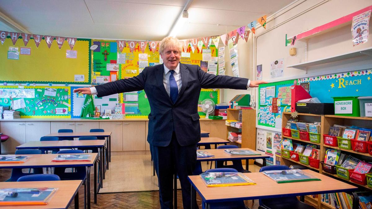 رئيس الوزراء بوريس جونسون خلال زيارة إلى إحدى المدارس