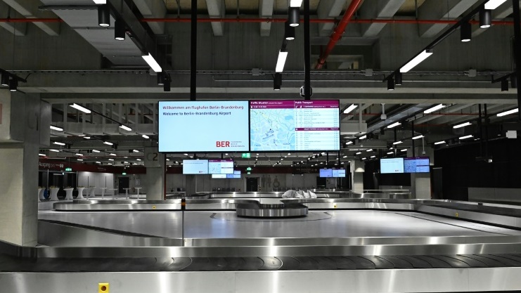 نقطة استلام الأمتعة في المبنى 2 من مطار برلين براندنبورغ (بير) في شونفيلد قرب برلين خلال جولة للصحافيين في 25 سبتمبر 2020