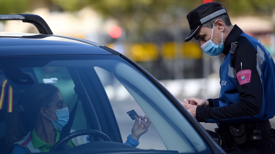 شرطي يراقب حركة السائقين في مدريد