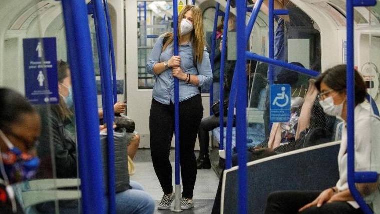 ركاب في المترو في لندن يضعون الكمامات