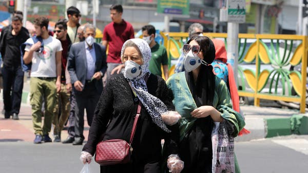 إيرانيتان تضعان الكمامة وتعبران الطريق