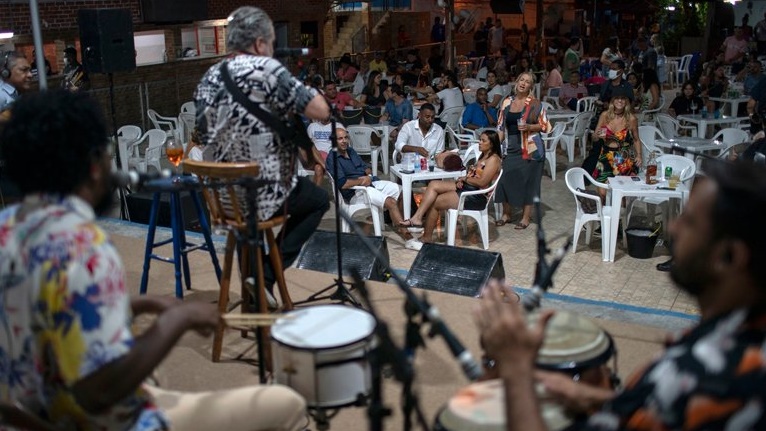 حفل سامبا يراعي التباعد الاجتماعي في العاصمة البرازيلية ساوباولو