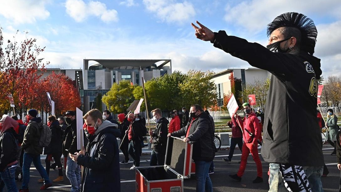 عمال قطاع الضيافة يتظاهرون أمام مبنى المستشارية الألمانية ضد قيود فيروس كورونا الجديدة