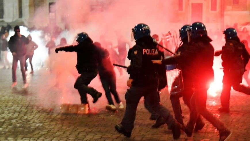 الشرطة الايطالية في مواجهة المتظاهرين